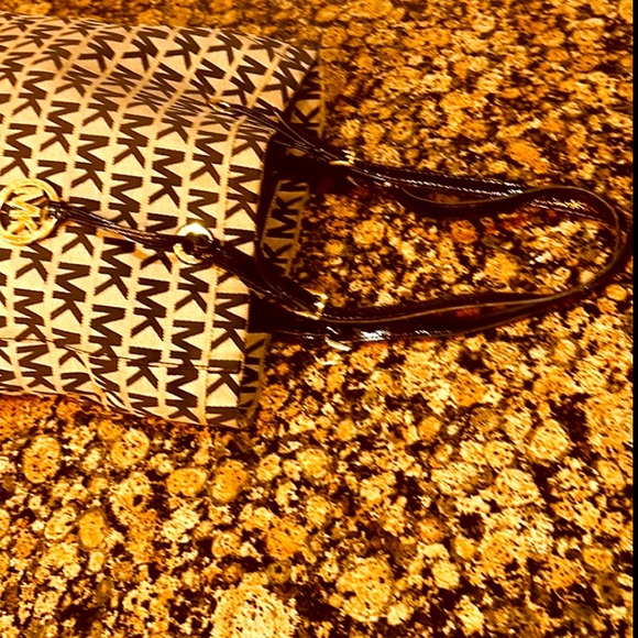 Gorgeous MICHAEL KORS Big Detailed Classy Tote Hand Bag . - Picture 6 of 9